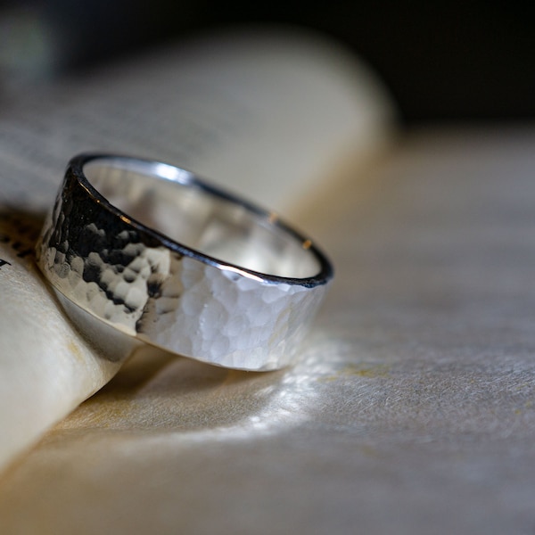 Bague de mariage martelée en argent sterling 8 mm, dessus plat, 5/16 pouces de large avec gravure