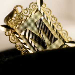Amuleto com pingente de sinete e placa com letra inicial em ouro 14K