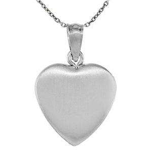 Op de afbeelding: Een zilveren hartvormige hanger met een gladde, gepolijste afwerking. De hanger hangt aan een delicate zilveren ketting.