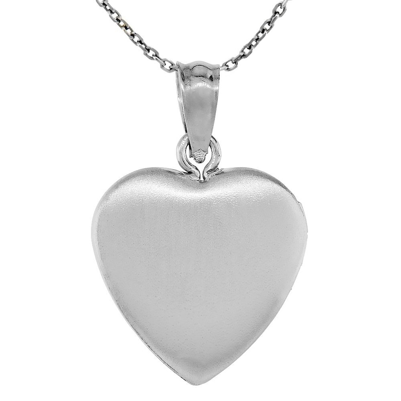 Op de afbeelding: Een zilveren hartvormige hanger met een gladde, gepolijste afwerking. De hanger hangt aan een delicate zilveren ketting.