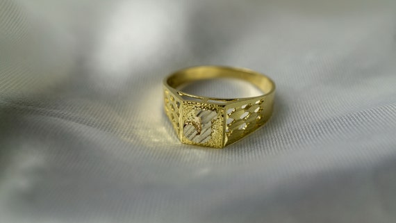Gold lot comprising two children's rings, one featuring … | Drouot.com
