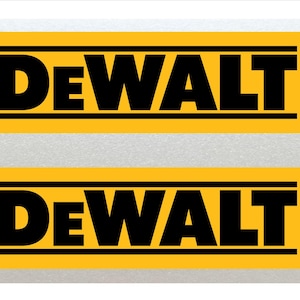 Könnte beinhalten: Zwei rechteckige Aufkleber in Gelb und Schwarz mit dem Wort "DEWALT" in Schwarz gedruckt.