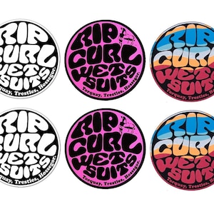 Könnte beinhalten: Sechs runde Aufkleber mit dem Text "RIP CURL WETSUITS" in einer Retro-Schriftart. Die Aufkleber sind in verschiedenen Farbschemata erhältlich, darunter Schwarz-Weiß, Pink und Schwarz sowie ein mehrfarbiges Design mit Blau, Orange und Rot.