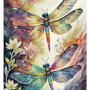 Könnte beinhalten: Drei farbenfrohe Libellen mit schillernden Flügeln sind vor einem Aquarellhintergrund dargestellt. Die Libellen sind von zarten Blumen und Blättern umgeben, was eine fantasievolle und von der Natur inspirierte Szene erzeugt.