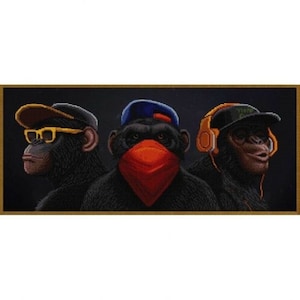 Könnte beinhalten: Gerahmtes Kunstwerk mit drei Schimpansen in der klassischen Pose „nichts sehen, nichts hören, nichts sagen“. Einer trägt eine Sonnenbrille, ein anderer eine rote Maske und der dritte Kopfhörer. Der Hintergrund ist dunkel.