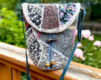 Gefilzte kleine Tasche, Schultertasche aus Wolle, einzigartige Tasche im Boho-Stil