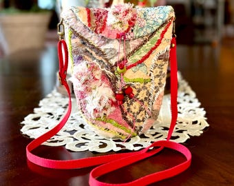 Handgefertigte Filztasche aus Wolle: Stoffakzente, Baumwollgurtband