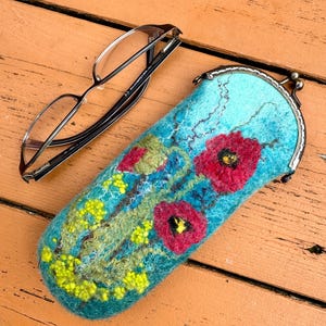 Felted glasses case &quot;Poppies&quot;, Protective case for glasses, 100% wool glasses holder