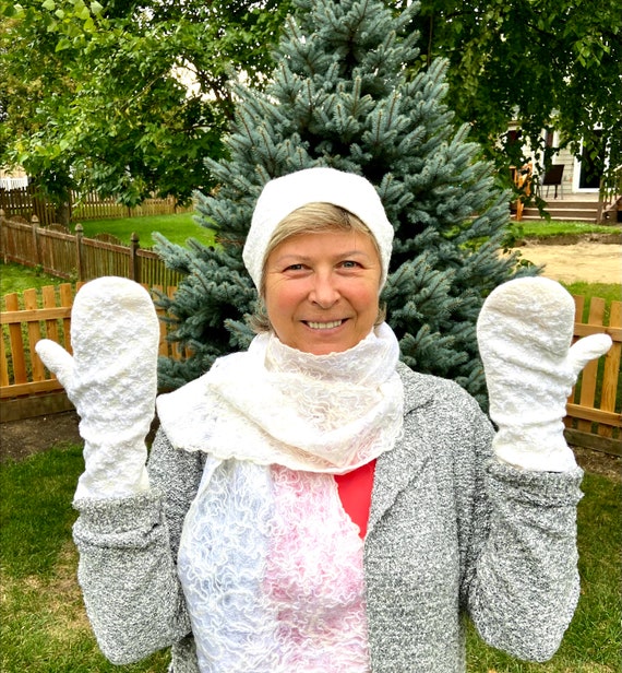 Woman\'s Handmade Christmas Wool Set Hat Socks Mittens Women main image 3