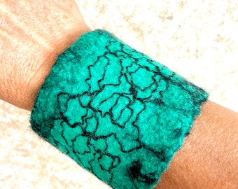 Felted bracelet, Wool bracelet, Handmade bracelet, Turquoise wool bracelet, Wrist cuff/bracelet