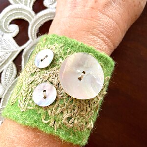 Handgemaakte gevilte wollen boho-armband: groene jute knoopmanchet