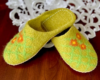 Pantofole in feltro di lana fatte a mano: scarpe da casa verdi con suola in cuoio