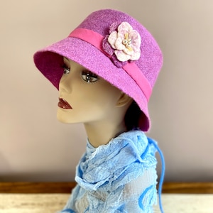 Felted hat &quot;Raspberry in cream&quot;, Elegant felt hat, Wool hat with brooch, Handmade felted hat, Gatsby style hat