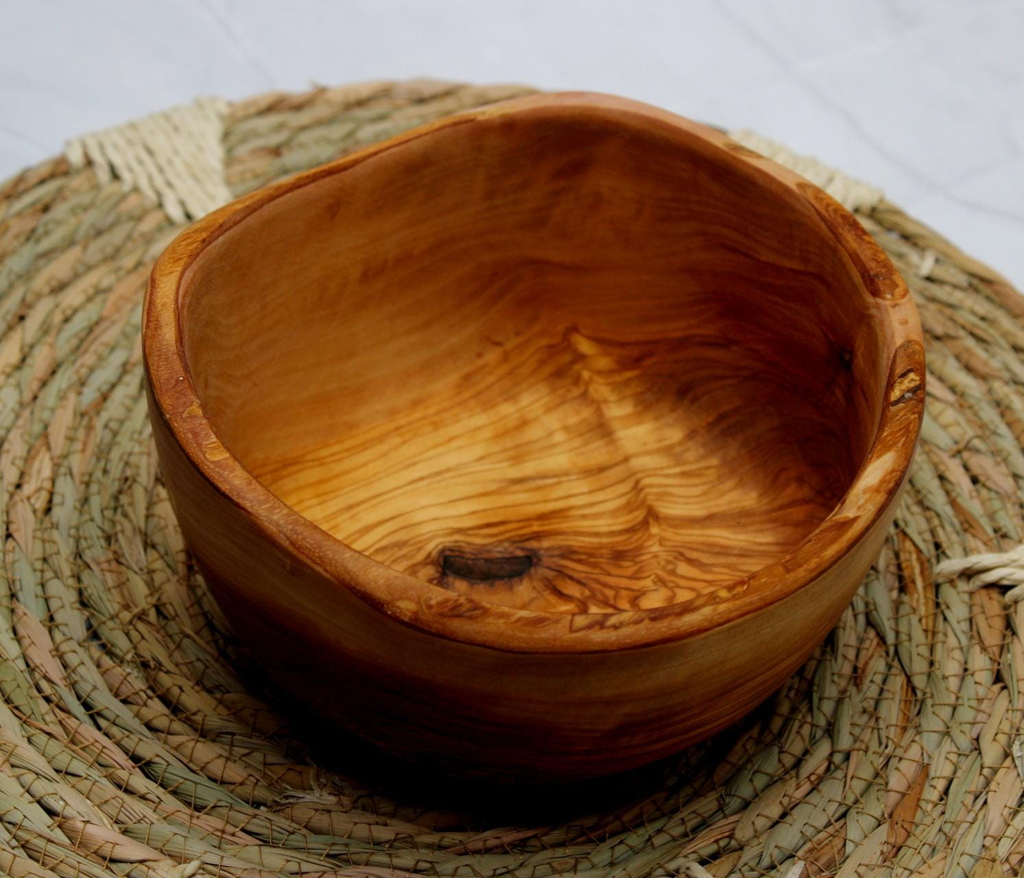 オリーブの木で作られた素朴な木製ボウル - ハンドメイド、直径を選択