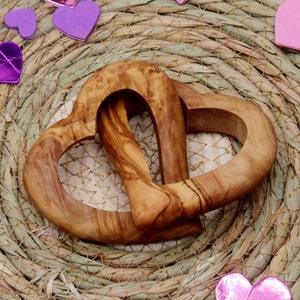 Olivenholz Verbundene Herzen – Handmade Geschenk Hochzeit, Valentinstag, Jahrestag, Deko Liebe, Personalisiert