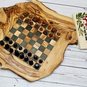 Rustic Olive Wood Chess Set – Handmade Chess Table with 32 Wooden Pieces – Unique Gift for Men & Chess Lovers – Natural Wood Decor