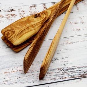 Handgemachte Grillzange Olivenholz 25 cm – Küchenzange & Servierzange aus Holz – Nachhaltiges BBQ Zubehör – Zange aus Naturholz