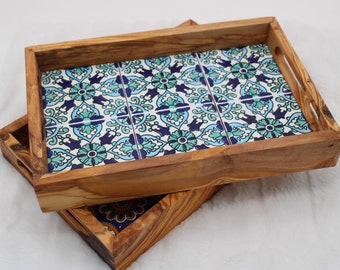 Olivenholz-Tablett mit Keramikfliese-Deko L.32 cm, aus Olivenholz, Handmade