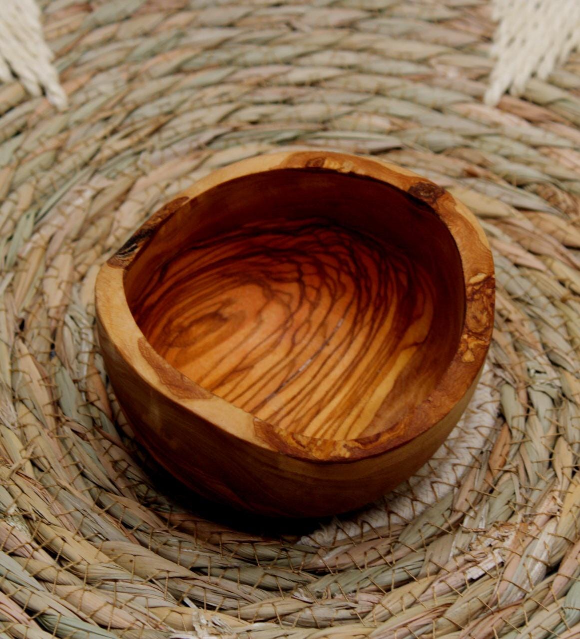 オリーブの木で作られた素朴な木製ボウル - ハンドメイド、直径を選択