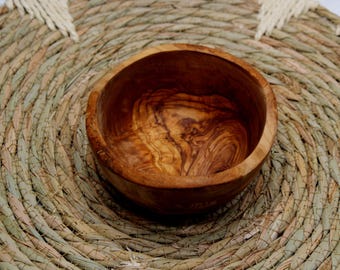 オリーブの木で作られた素朴な木製ボウル - ハンドメイド、直径を選択