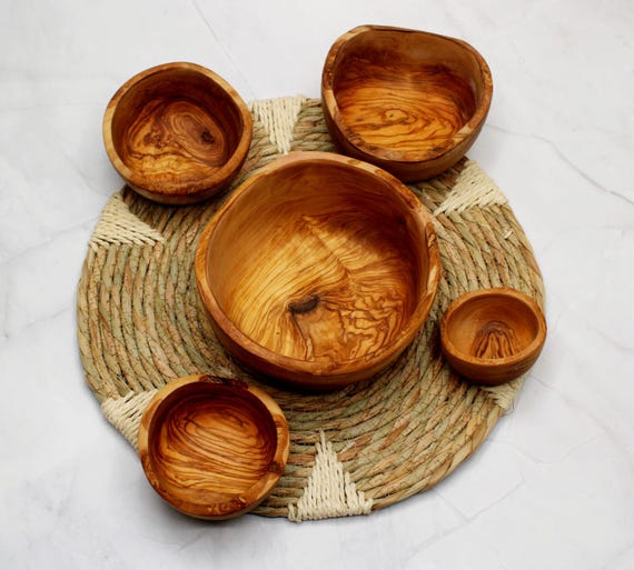 オリーブの木で作られた素朴な木製ボウル - ハンドメイド、直径を選択