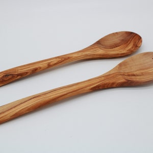 2-Piece Olive Wood Salad Server Set – Handmade 27 cm Spoon & 4-Prong Fork – Rustic Kitchen Utensils – Eco-Friendly Wooden Flatware