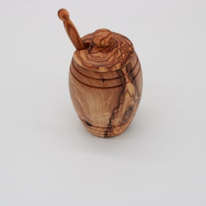 Olive Wood Honey Pot with Lid & Dipper – Handmade – 18 cm – Rustic Natural Wood Jar – Kitchen Decor – Gift for Honey Lovers