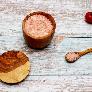 Olive Wood Spice Jar with Lid and Spoon | Handmade Herb Container Ø 8.5 cm | Rustic Salt Box | Natural Wooden Spice Holder | Kitchen Gift