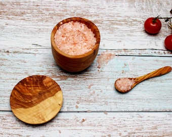 Olive Wood Spice Jar with Lid and Spoon | Handmade Herb Container Ø 8.5 cm | Rustic Salt Box | Natural Wooden Spice Holder | Kitchen Gift