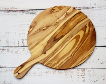 Olive Wood Pizza Plate with Handle – Ø 32 cm Handmade Serving Board, Rustic Round Cutting Board, Wooden Cheese Platter Kitchen Gift