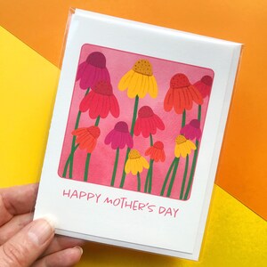 Joyeuse fête des mères avec des fleurs gaies | carte postale pour maman | enveloppe assortie
