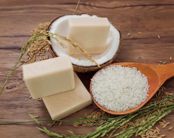 Sapone al Riso: Rivela una pelle più liscia e luminosa con il nostro sapone al riso di Mond Soap, ispirato ai tradizionali rituali di bellezza asiatici. Confezione da 3 pezzi.