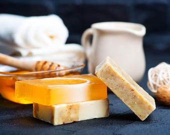 Nutre tu piel y luce radiante con nuestro Jabón de Miel de Mond Soap, enriquecido con miel natural conocida por sus beneficios hidratantes y reparadores. Paquete de 3 unidades.