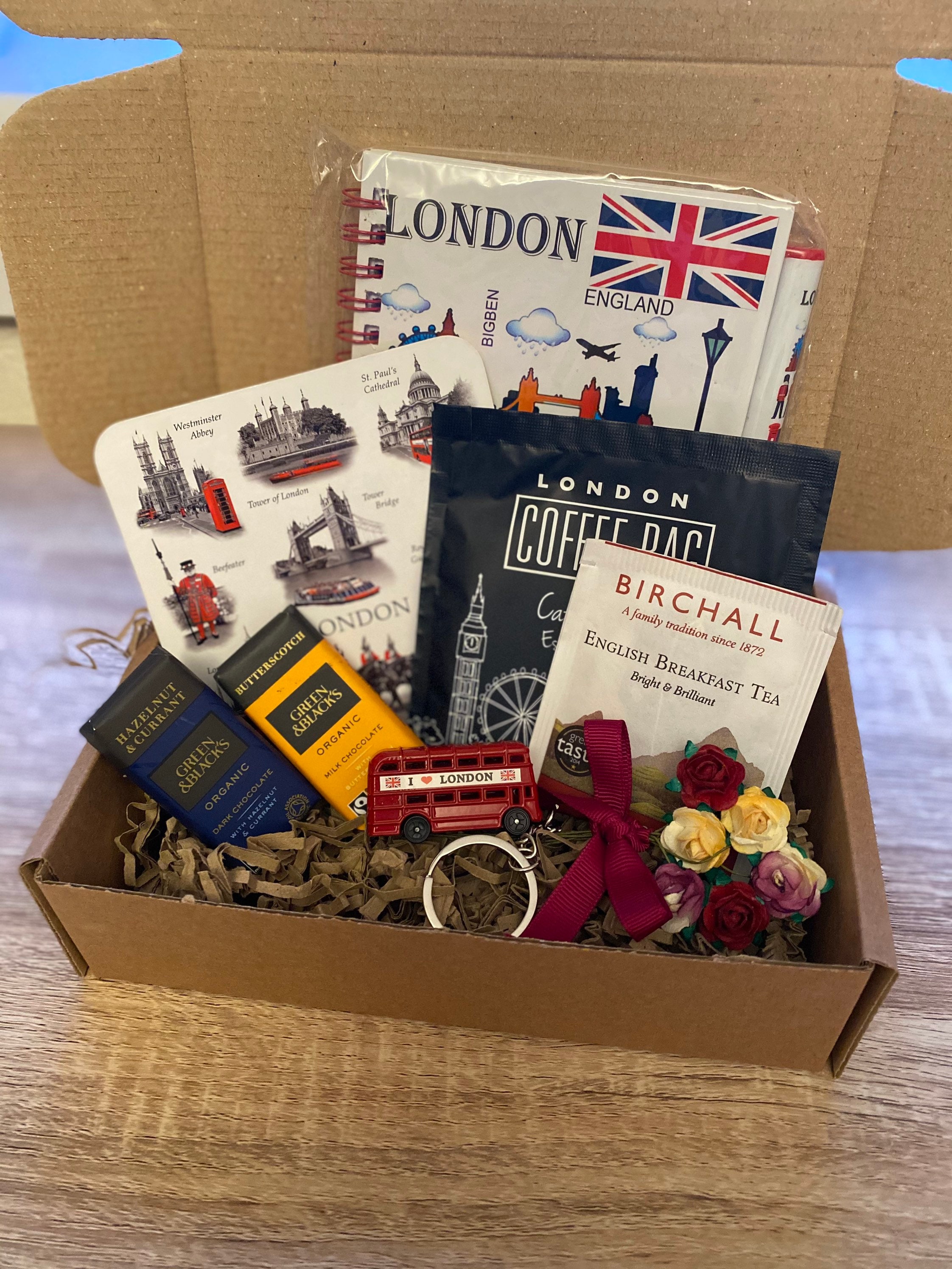 LONDRES, ROYAUME-UNI -  Carte-cadeau Dans Une Belle Boîte Prêt À Être  Offert Comme Un Cadeau.  Coffret-cadeau Avec Une Carte De Voeux Est  Livré Dans Une Expédition Le Jour À Travers