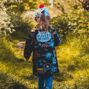 CAMO JACKET Handbemalte personalisierte leichte Jacke mit gestickten Patches und ermächtigenden Botschaften für Kinder, einzigartiger ZARAdreamland-Stil