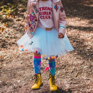 WEISSER POM POM Tutu Rock, Personalisierter POM POM Tüllrock mit gestickten Patches und Schleife, einzigartiger ZARAdreamland Stil für Kinder