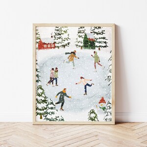 Puede incluir: Una impresi&oacute;n enmarcada representa una escena invernal con gente patinando sobre hielo en un estanque helado. La nieve cae alrededor de los patinadores, &aacute;rboles de hoja perenne y dos casas peque&ntilde;as. Tambi&eacute;n se ve un mu&ntilde;eco de nieve con sombrero rojo y bufanda verde.