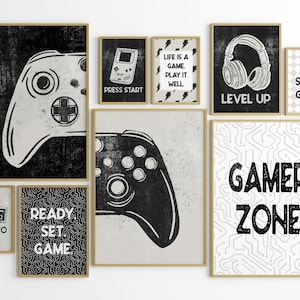 Könnte beinhalten: Ein Set aus neun Schwarzweißdrucken mit Gamer-bezogenem Text und Grafiken. Die Drucke zeigen Sätze wie "Born to Game", "Ready Set Game", "Press Start", "Life is a Game", "Level Up", "Eat Sleep Game" und "Gamer Zone".