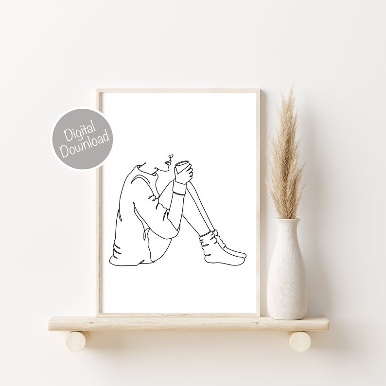 Puede incluir: Dibujo de l&iacute;nea de una persona sentada con una taza de caf&eacute; o t&eacute;. La persona lleva un su&eacute;ter y calcetines. El dibujo est&aacute; en blanco y negro.
