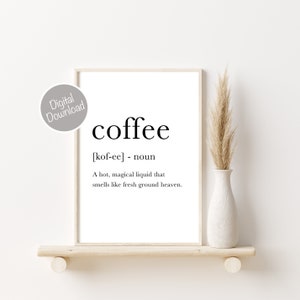Puede incluir: Una impresi&oacute;n de arte de pared imprimible con una definici&oacute;n en blanco y negro de la palabra "caf&eacute;". La definici&oacute;n dice: "[kof-ee] - sustantivo Un l&iacute;quido caliente y m&aacute;gico que huele a cielo reci&eacute;n molido."