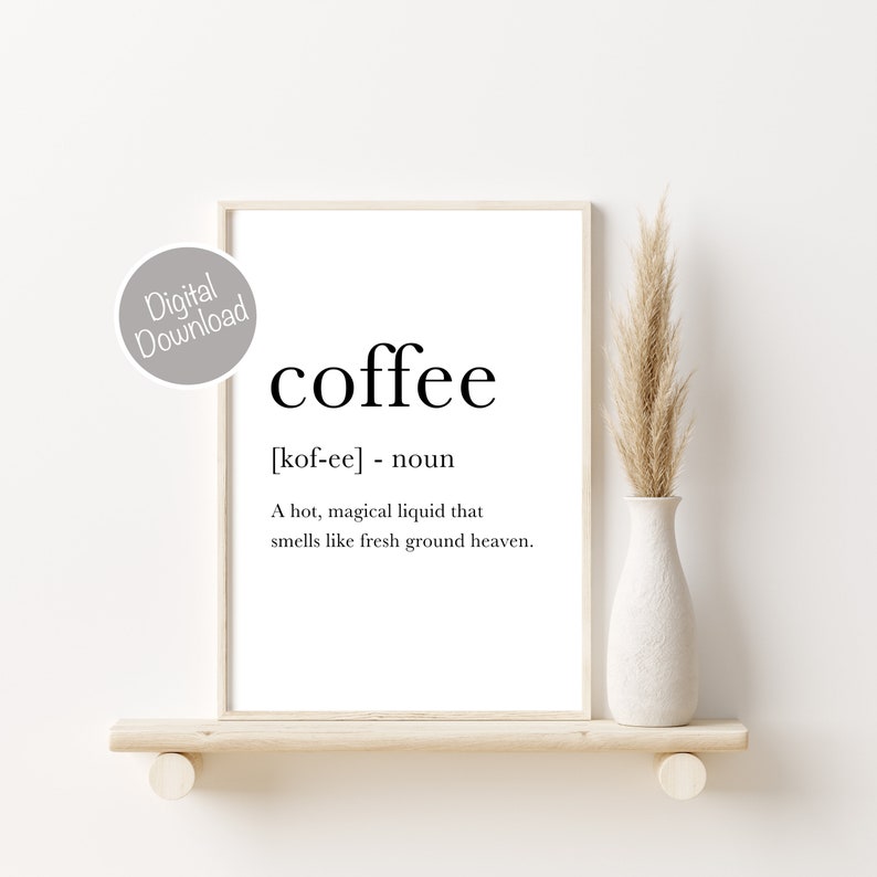 Puede incluir: Una impresi&oacute;n de arte de pared imprimible con una definici&oacute;n en blanco y negro de la palabra "caf&eacute;". La definici&oacute;n dice: "[kof-ee] - sustantivo Un l&iacute;quido caliente y m&aacute;gico que huele a cielo reci&eacute;n molido."