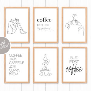 Puede incluir: Seis impresiones de arte de pared imprimibles con dibujos de l&iacute;nea negra de tazas de caf&eacute; y la palabra "caf&eacute;" en diferentes estilos. Las impresiones est&aacute;n enmarcadas en un marco de madera claro.
