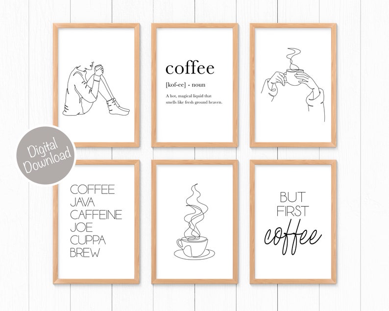 Puede incluir: Seis impresiones de arte de pared imprimibles con dibujos de l&iacute;nea negra de tazas de caf&eacute; y la palabra "caf&eacute;" en diferentes estilos. Las impresiones est&aacute;n enmarcadas en un marco de madera claro.