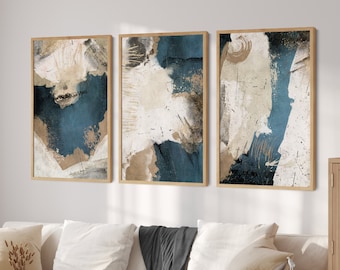 Può includere: Tre stampe d'arte astratta con uno schema di colori blu e beige. Le stampe presentano forme e linee astratte in uno stile moderno.