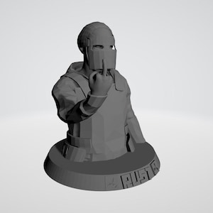 Puede incluir: Una figura impresa en 3D de color gris de una persona con una máscara que hace el dedo medio. La figura está sobre una base con la palabra "RUST" impresa.