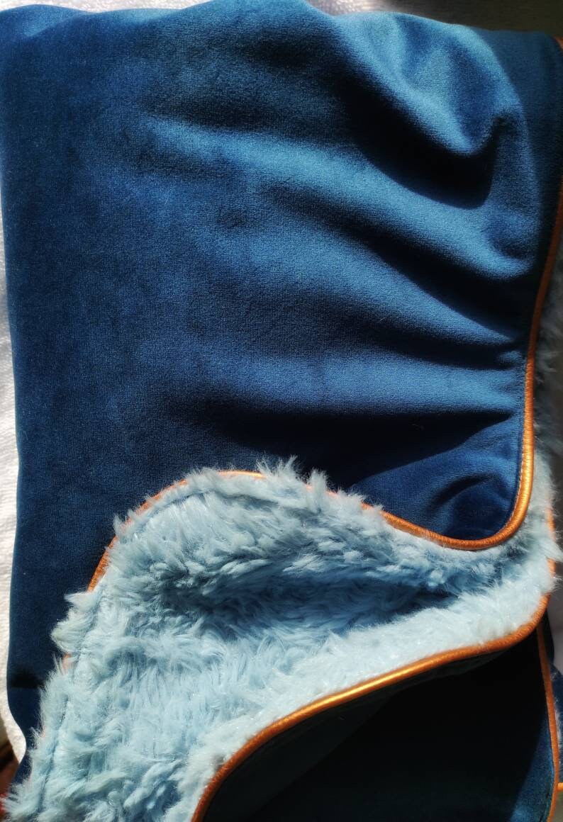 Couverture Bébé en Velours de Coton Bleu Pétrole et Doudou Ciel à Poil Long avec Passepoil Cuivré 75