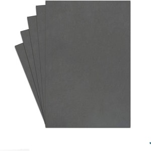Puede incluir: Un paquete de cinco hojas de papel de manualidades negro. El papel es liso y tiene un acabado mate.