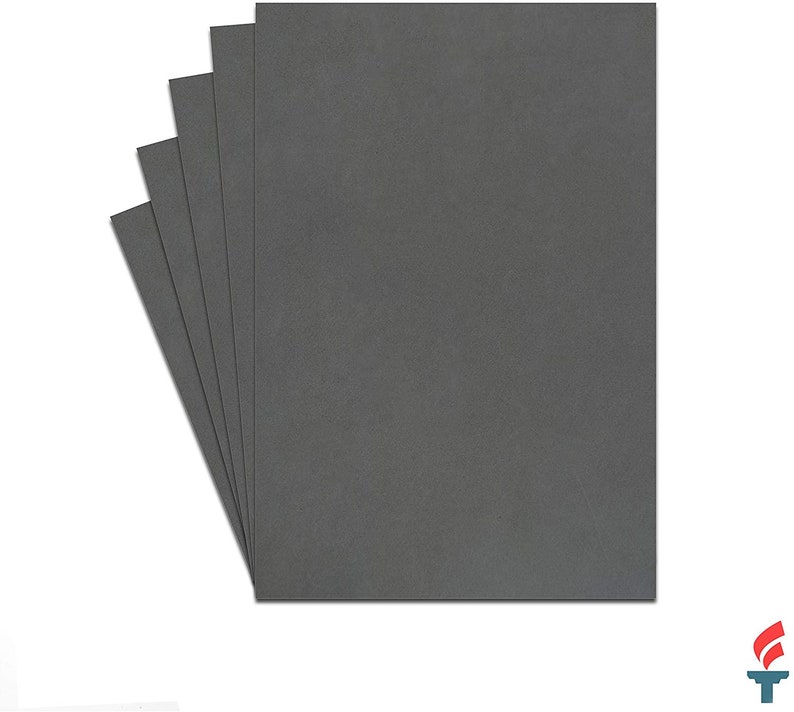 Puede incluir: Un paquete de cinco hojas de papel de manualidades negro. El papel es liso y tiene un acabado mate.