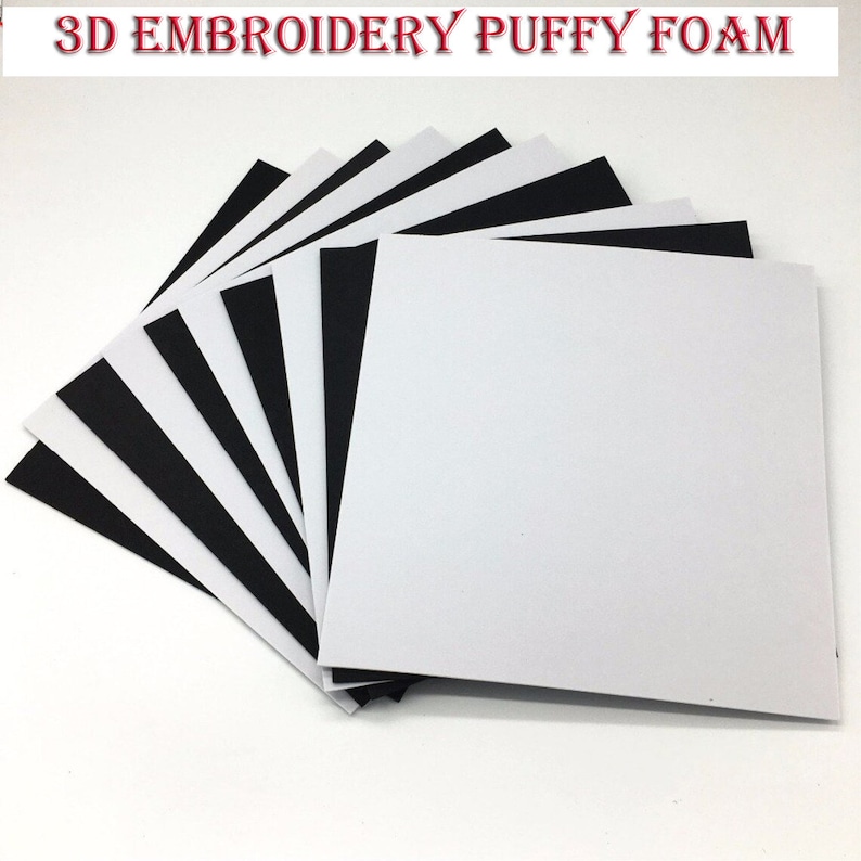 Puede incluir: Una pila de hojas cuadradas de espuma hinchable para bordado 3D, blancas y negras.