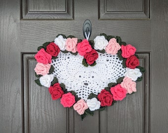 Modello all'uncinetto con ghirlanda di cuori di rose